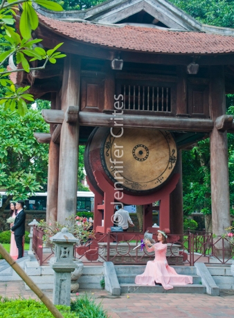 This gong at the Temple of Literature makes a great background for graduation photos