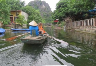 rowing towards caves, Ngo Dong river